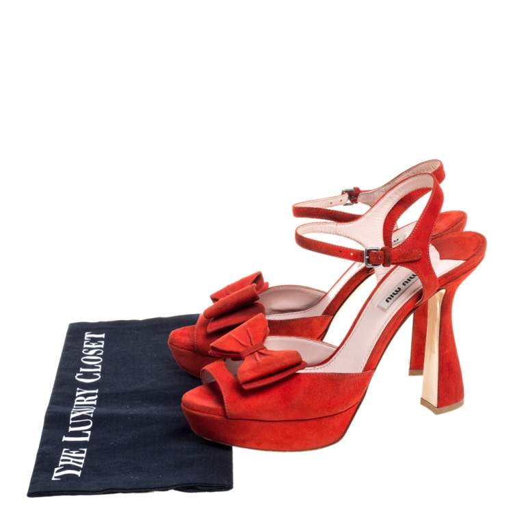 مملوكة مسبقًا Miu Miu Red Suede Bow Ankle Strap Platform Sandals Size 39