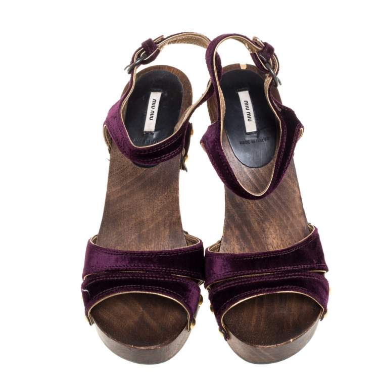 مملوكة مسبقًا Miu Miu Purple Velvet Studded Ankle Strap Wooden Platform Sandals Size 37