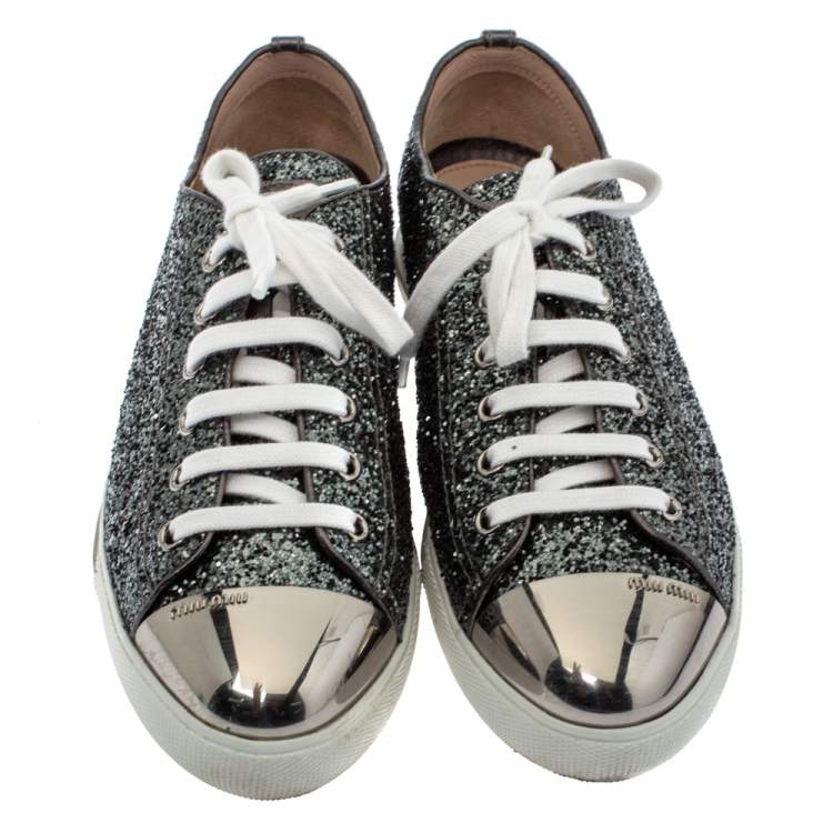 مملوكة مسبقًا Miu Miu Metallic Grey Coarse Glitter Metal Cap Toe Low Top Sneakers Size 38
