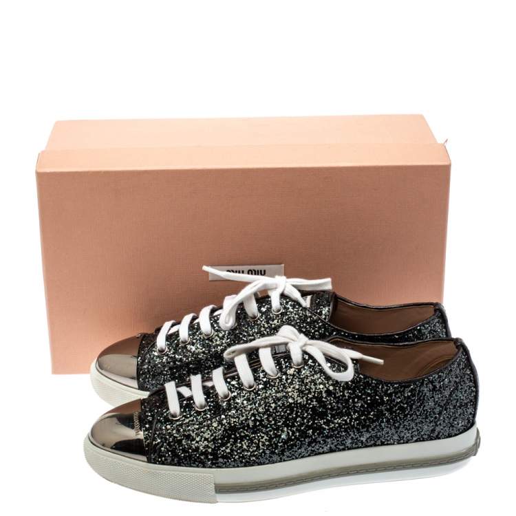 مملوكة مسبقًا Miu Miu Metallic Grey Coarse Glitter Metal Cap Toe Low Top Sneakers Size 38