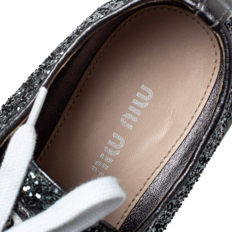 مملوكة مسبقًا Miu Miu Metallic Grey Coarse Glitter Metal Cap Toe Low Top Sneakers Size 38