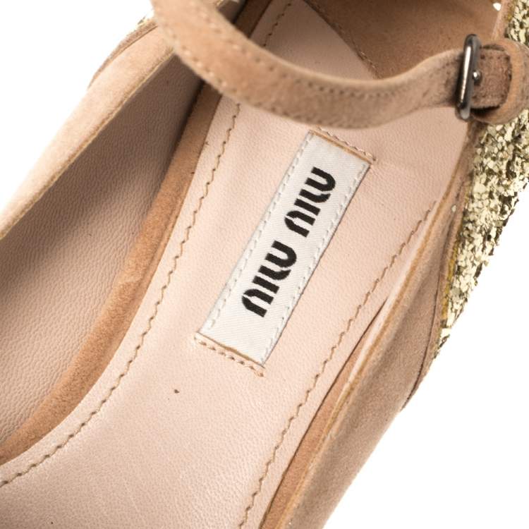 مملوكة مسبقًا Miu Miu Beige/Gold Suede and Glitter Mary Jane Platform Pumps Size39