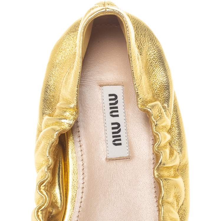 Pre Owned Miu Miu Gold  Metallic Leather Scrunch Ballet Flats Size 37