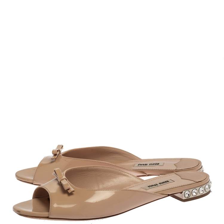 Pre Owned Miu Miu Beige Patent Leather Bow Detail Crystal Embellished Heel Slide Flats Size 38.5