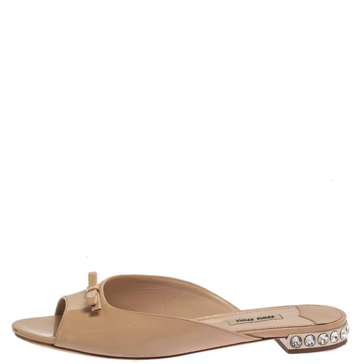 Pre Owned Miu Miu Beige Patent Leather Bow Detail Crystal Embellished Heel Slide Flats Size 38.5