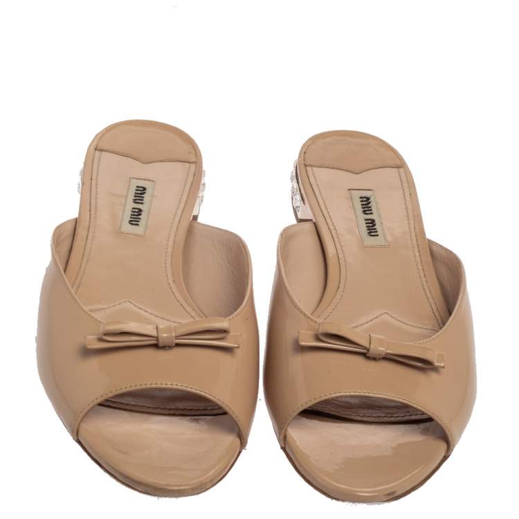 Pre Owned Miu Miu Beige Patent Leather Bow Detail Crystal Embellished Heel Slide Flats Size 38.5