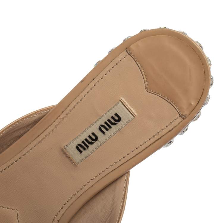 Pre Owned Miu Miu Beige Patent Leather Bow Detail Crystal Embellished Heel Slide Flats Size 38.5