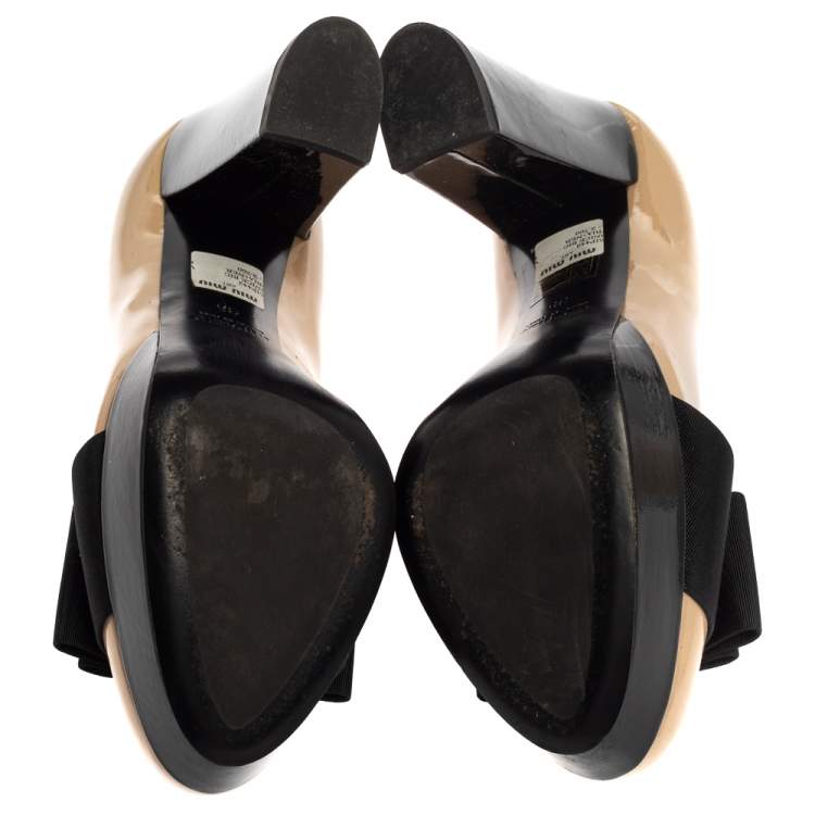 Pre Owned Miu Miu Beige/Black Patent Leather Bow Pumps Size 35