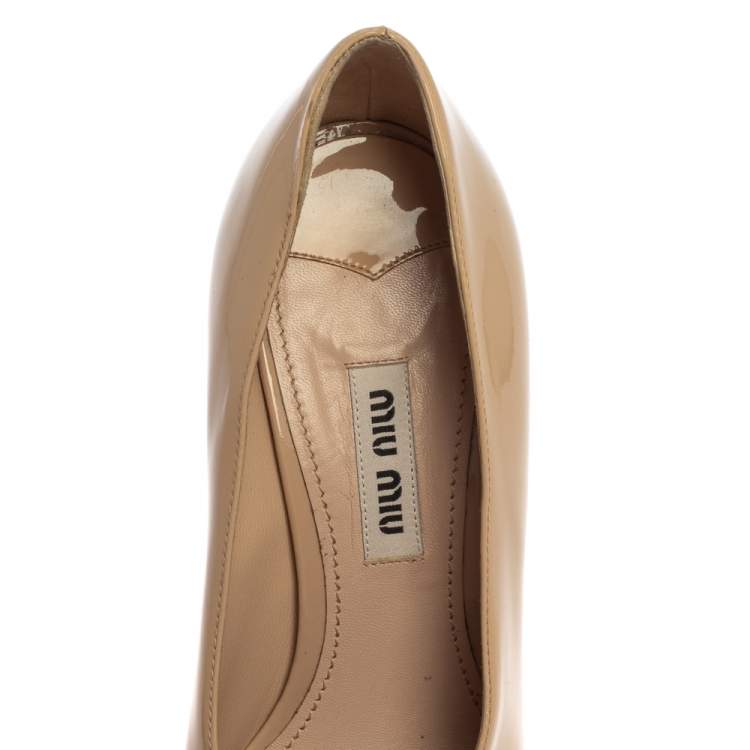 Pre Owned Miu Miu Beige/Black Patent Leather Bow Pumps Size 35