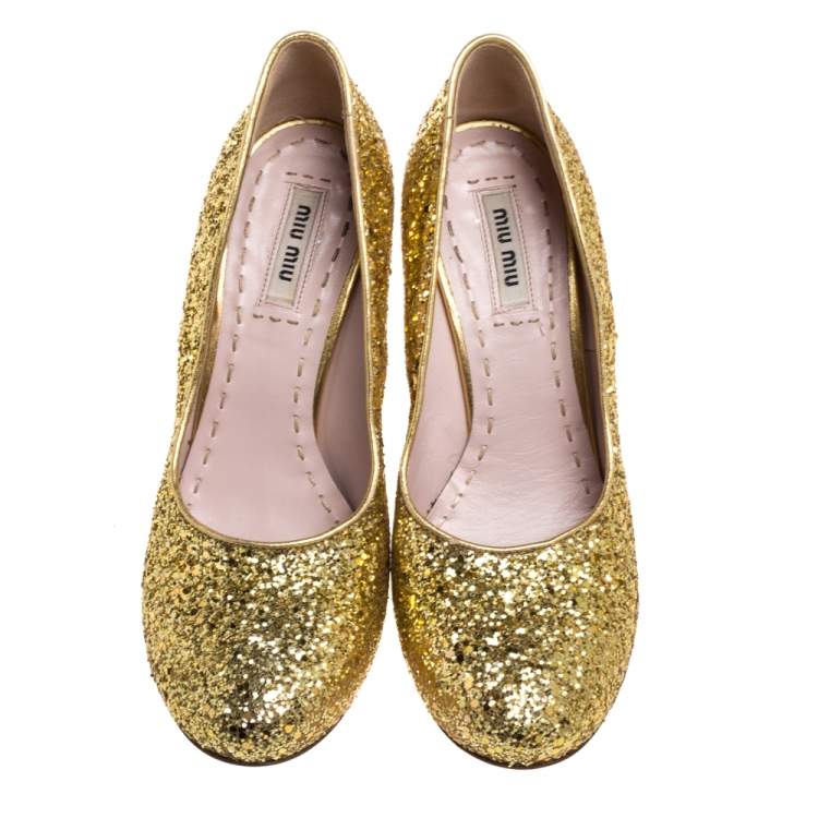 Pre Owned Miu Miu Gold Glitter Curved Heel Pumps Size 37