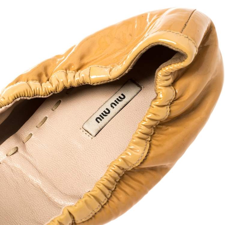 Pre Owned Miu Miu Beige Patent Leather Scrunch Ballet Flats Size 41