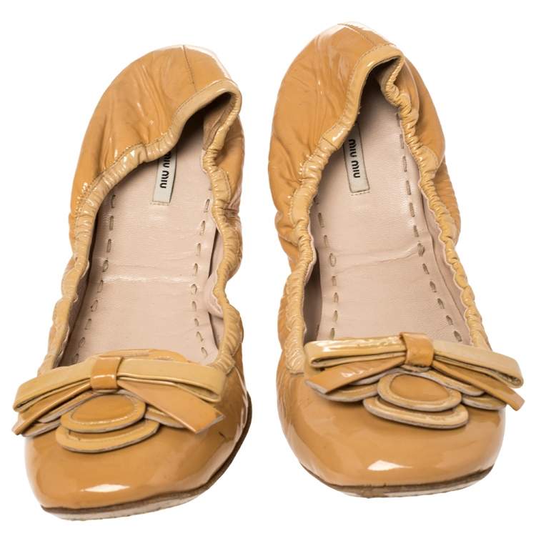 Pre Owned Miu Miu Beige Patent Leather Scrunch Ballet Flats Size 41