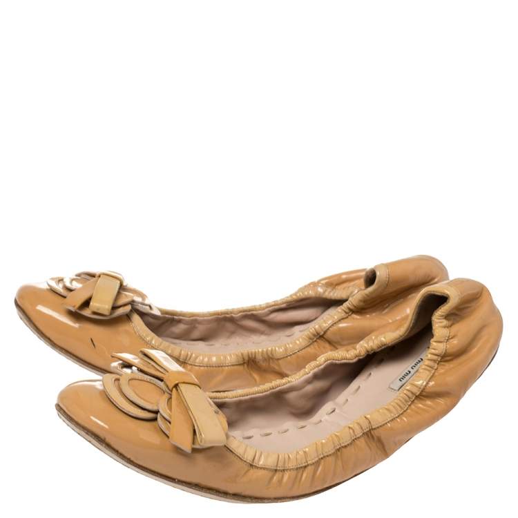 Pre Owned Miu Miu Beige Patent Leather Scrunch Ballet Flats Size 41