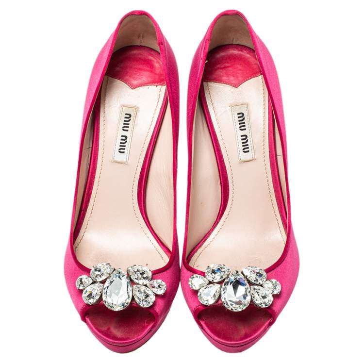مملوكة مسبقًا Miu Miu Pink Satin Crystal Embellished Heel Peep Toe Platform Pumps Size 38
