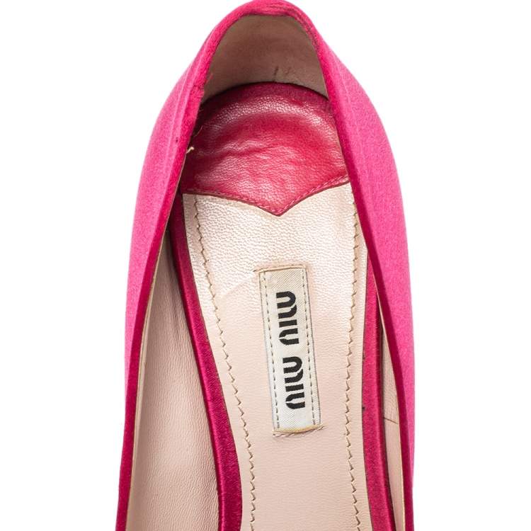 مملوكة مسبقًا Miu Miu Pink Satin Crystal Embellished Heel Peep Toe Platform Pumps Size 38