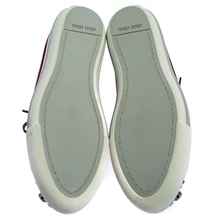 مملوكة مسبقًا Miu Miu Burgundy Velvet Embellished Cap Toe Low Top Sneakers Size 40