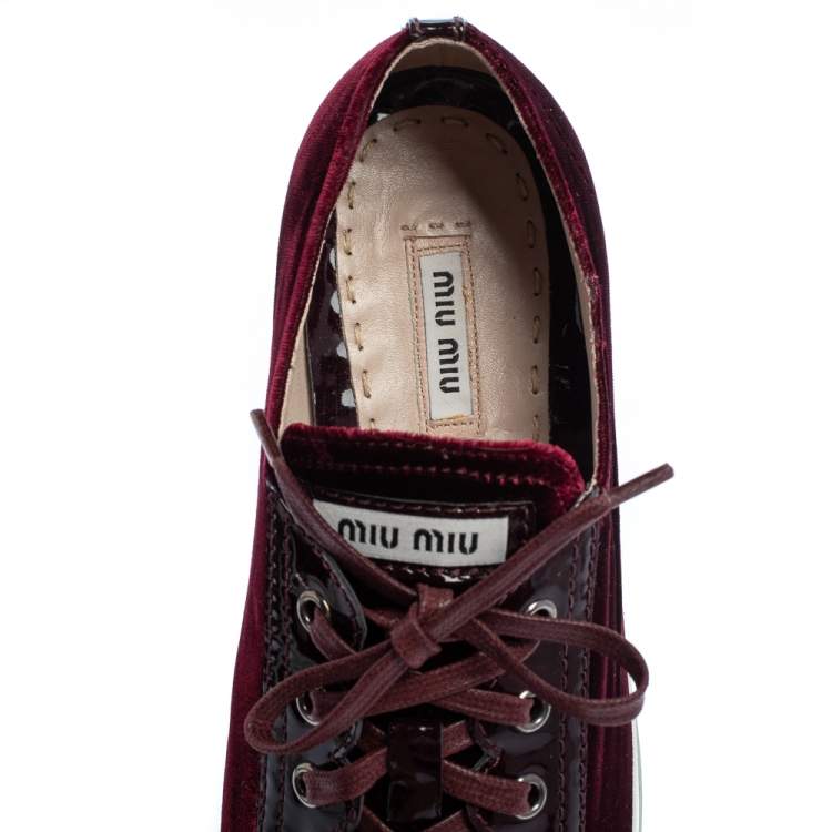 مملوكة مسبقًا Miu Miu Burgundy Velvet Embellished Cap Toe Low Top Sneakers Size 40