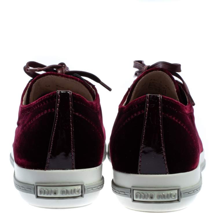 مملوكة مسبقًا Miu Miu Burgundy Velvet Embellished Cap Toe Low Top Sneakers Size 40