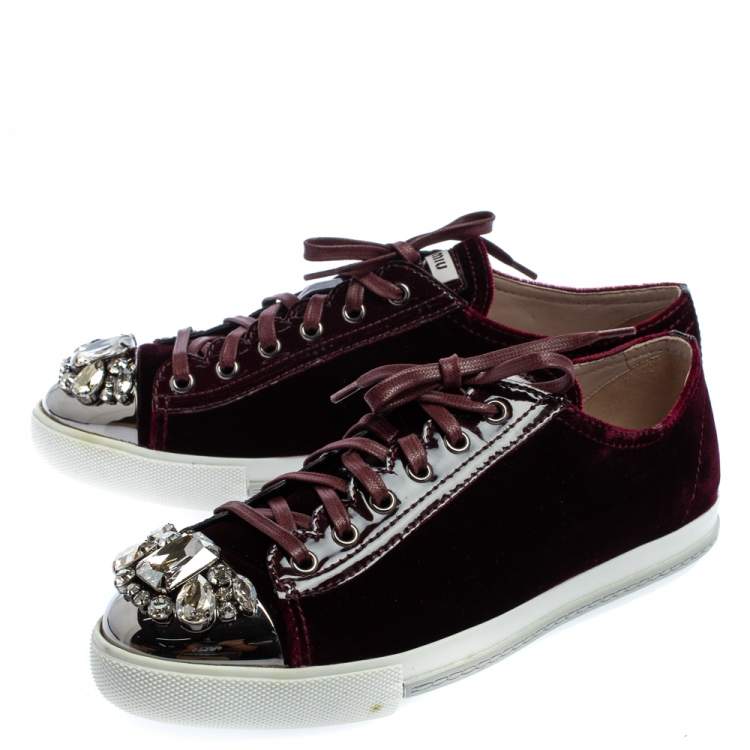 مملوكة مسبقًا Miu Miu Burgundy Velvet Embellished Cap Toe Low Top Sneakers Size 40