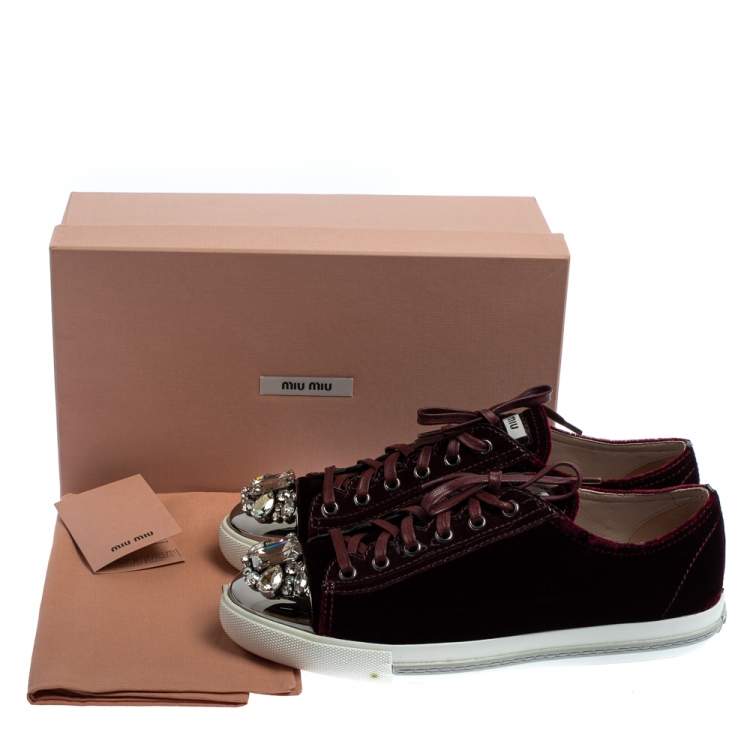 مملوكة مسبقًا Miu Miu Burgundy Velvet Embellished Cap Toe Low Top Sneakers Size 40