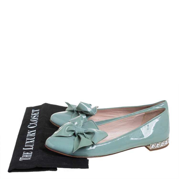 مملوكة مسبقًا Miu Miu Green Patent Leather Crystal Embellished Bow Ballet Flats Size 36