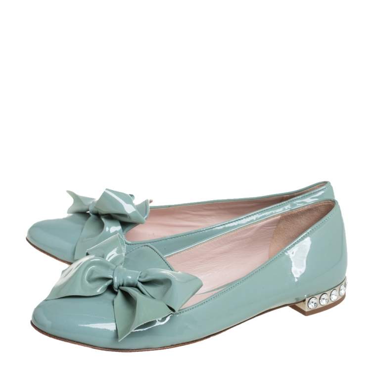 مملوكة مسبقًا Miu Miu Green Patent Leather Crystal Embellished Bow Ballet Flats Size 36