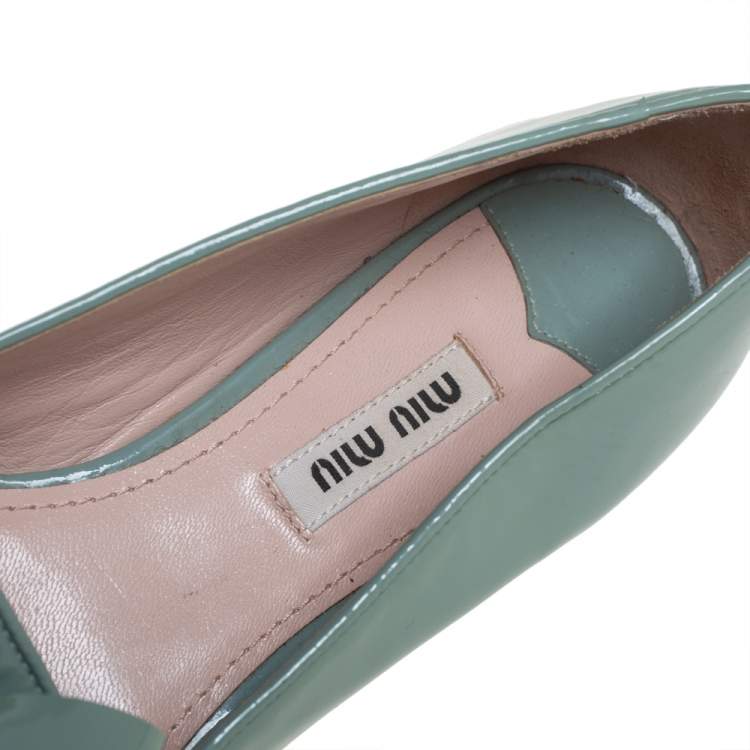 مملوكة مسبقًا Miu Miu Green Patent Leather Crystal Embellished Bow Ballet Flats Size 36
