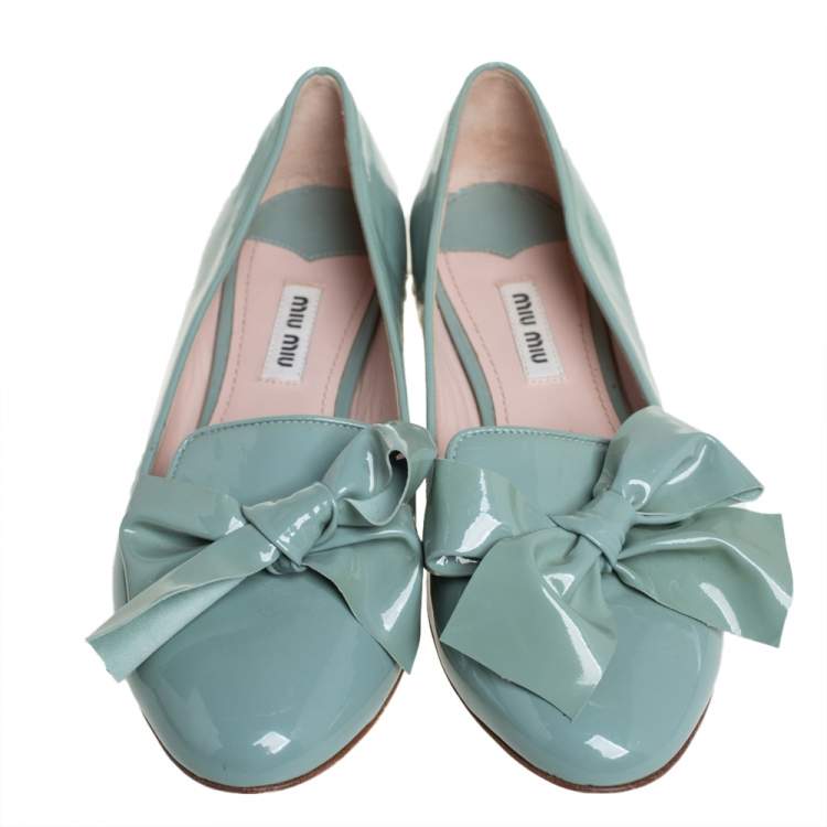مملوكة مسبقًا Miu Miu Green Patent Leather Crystal Embellished Bow Ballet Flats Size 36