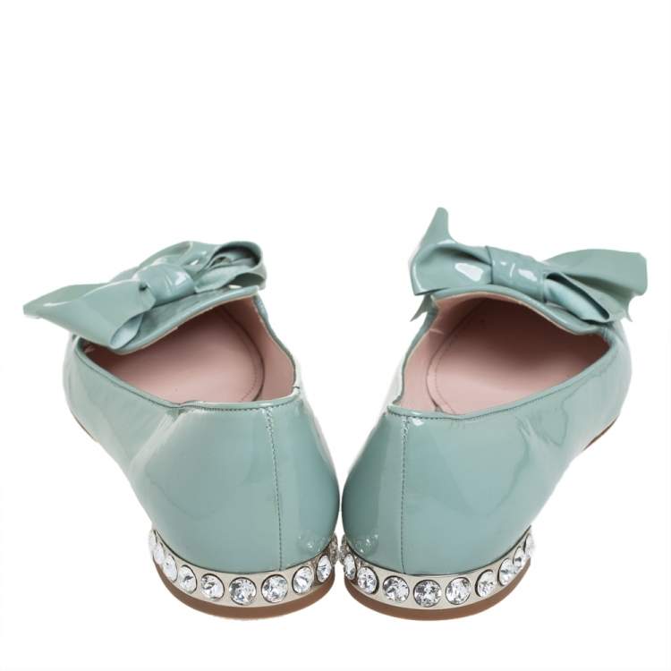 مملوكة مسبقًا Miu Miu Green Patent Leather Crystal Embellished Bow Ballet Flats Size 36