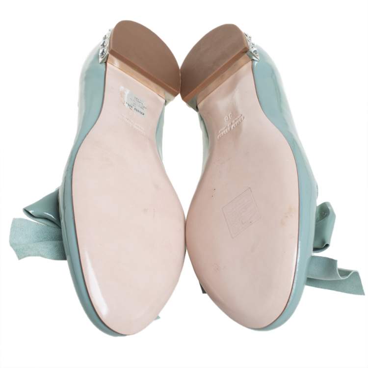 مملوكة مسبقًا Miu Miu Green Patent Leather Crystal Embellished Bow Ballet Flats Size 36