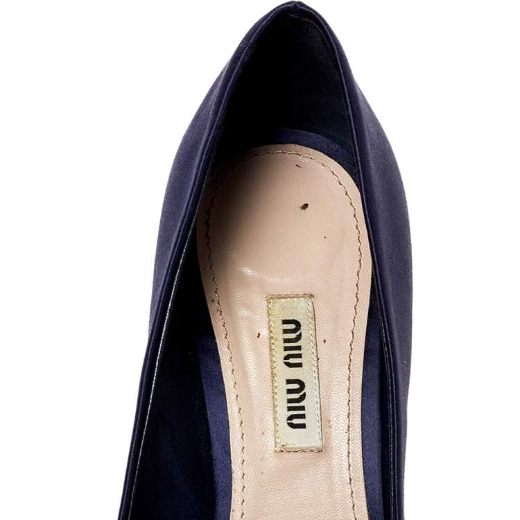 مملوكة مسبقًا Miu Miu Blue Satin Crystal Embellished Buckle Detail Pointed Toe Pumps Size 38