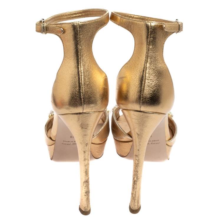 مملوكة مسبقًا Miu Miu Gold Leather Embellished Ankle Strap Platform Sandals Size 39