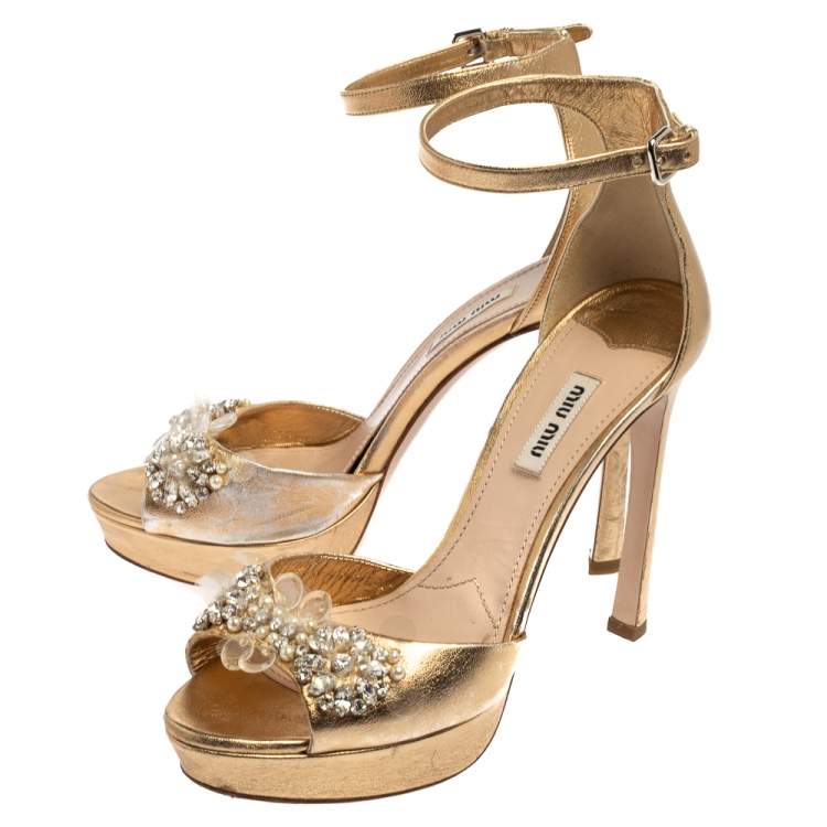 مملوكة مسبقًا Miu Miu Gold Leather Embellished Ankle Strap Platform Sandals Size 39