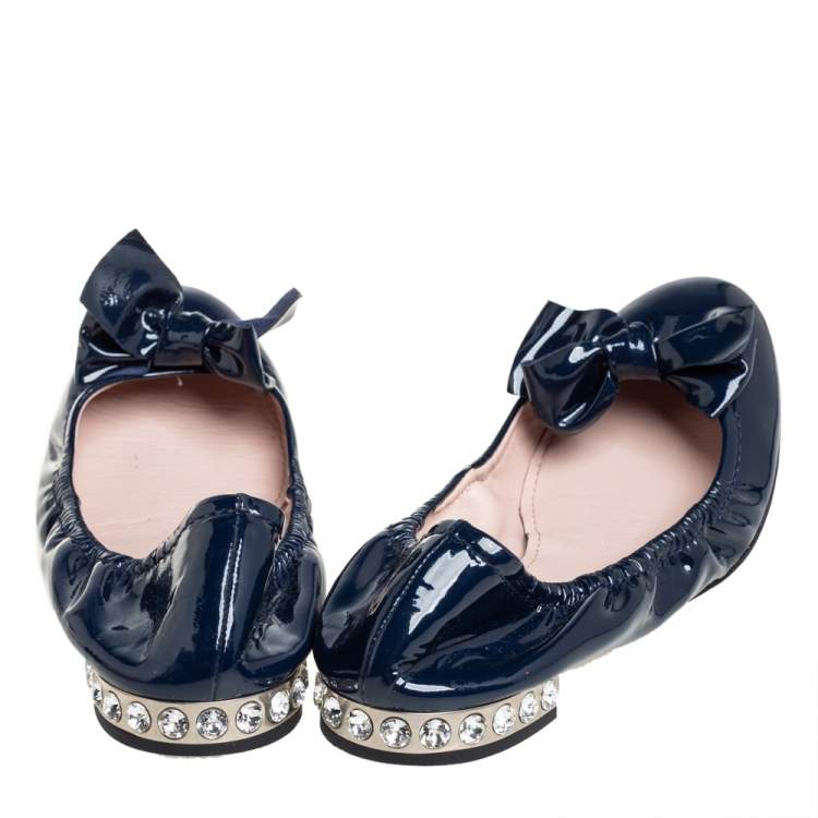 Pre Owned Miu Miu Navy Blue Patent Leather Bow Detail Crystal Embellished Heel Scrunch Ballet Flats Size 40
