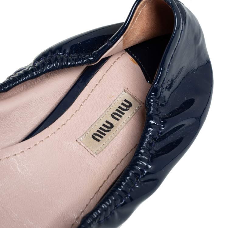 Pre Owned Miu Miu Navy Blue Patent Leather Bow Detail Crystal Embellished Heel Scrunch Ballet Flats Size 40