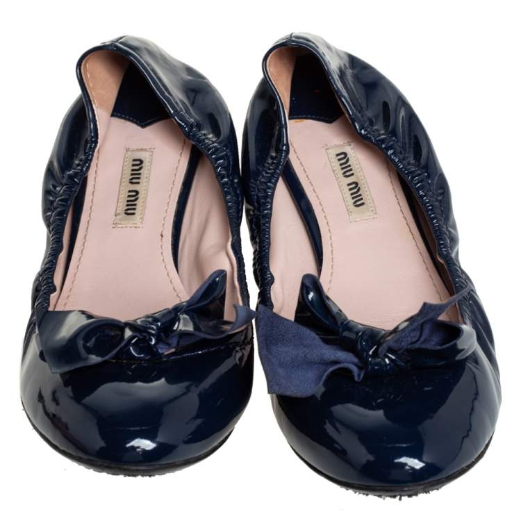 Pre Owned Miu Miu Navy Blue Patent Leather Bow Detail Crystal Embellished Heel Scrunch Ballet Flats Size 40