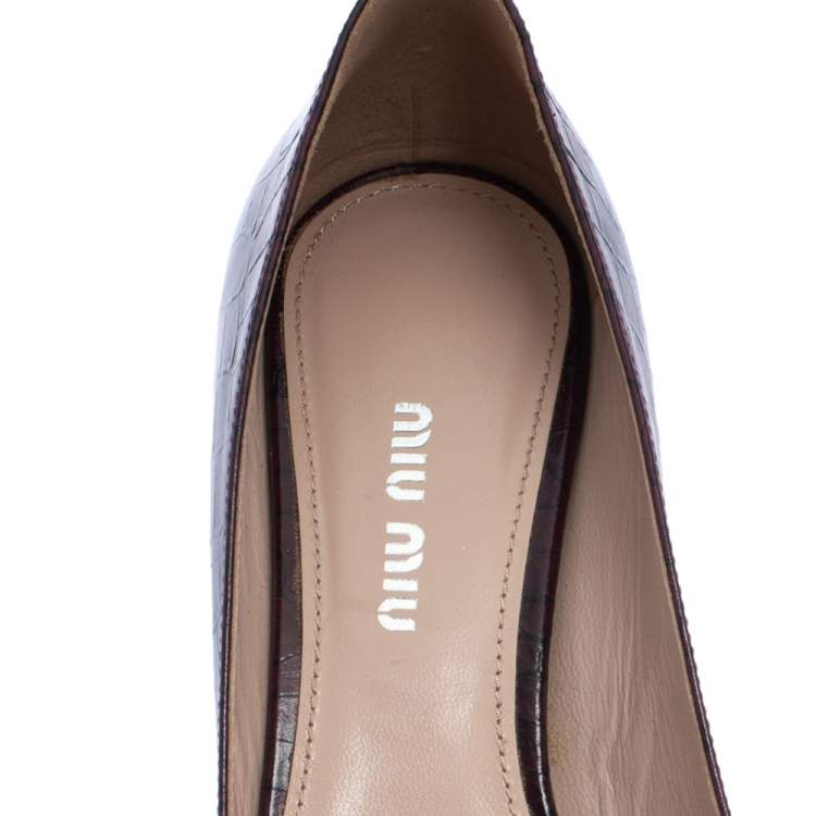 مملوكة مسبقًا Miu Miu Croc Embossed Leather Bow Pointed Pumps Size 37.5