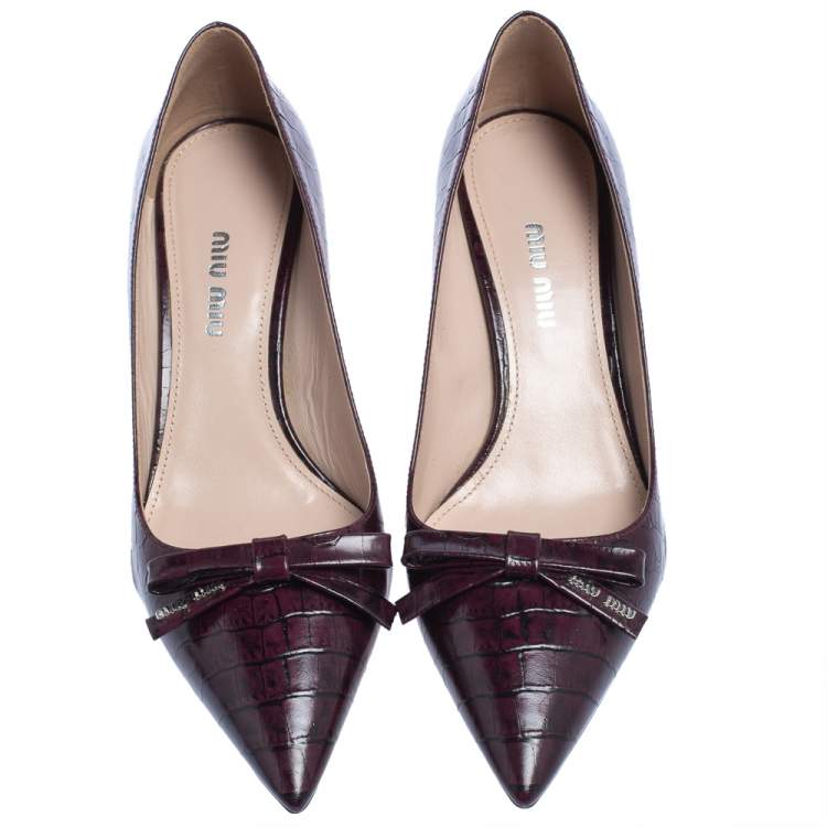 مملوكة مسبقًا Miu Miu Croc Embossed Leather Bow Pointed Pumps Size 37.5
