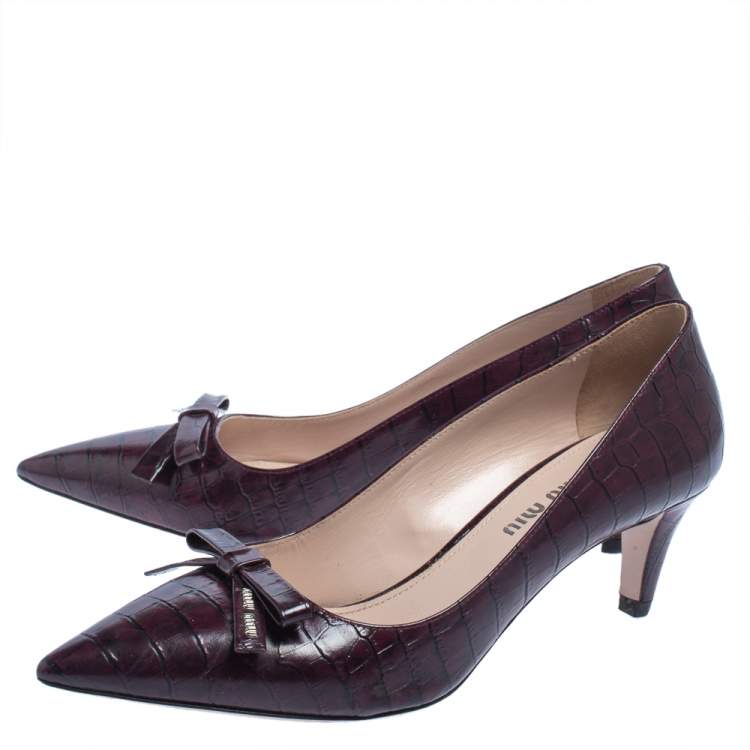 مملوكة مسبقًا Miu Miu Croc Embossed Leather Bow Pointed Pumps Size 37.5