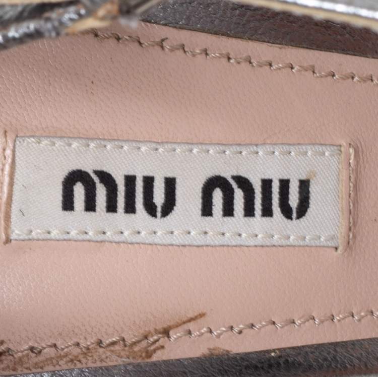 مملوكة مسبقًا Miu Miu Silver Leather Crystal Embellished Heel Ankle Strap Sandals Size 39