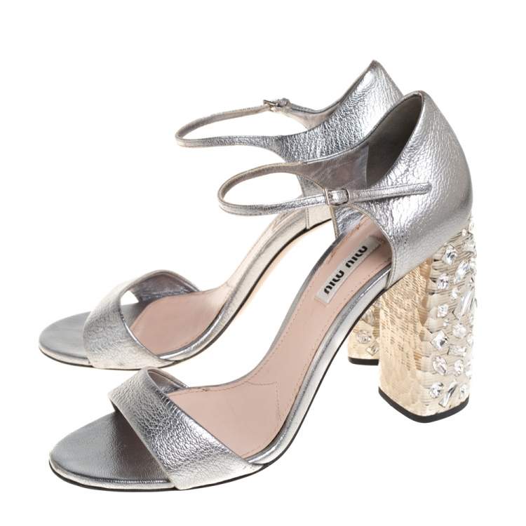 مملوكة مسبقًا Miu Miu Silver Leather Crystal Embellished Heel Ankle Strap Sandals Size 39