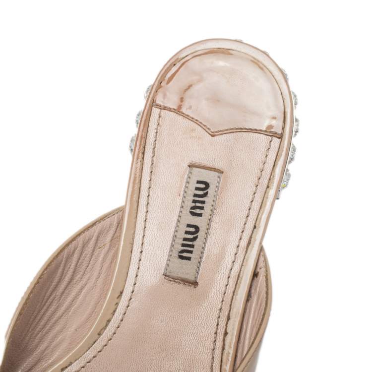 Pre Owned Miu Miu Beige Patent Leather Bow Crystal Embellished Heel Flat Slides Size 36.5