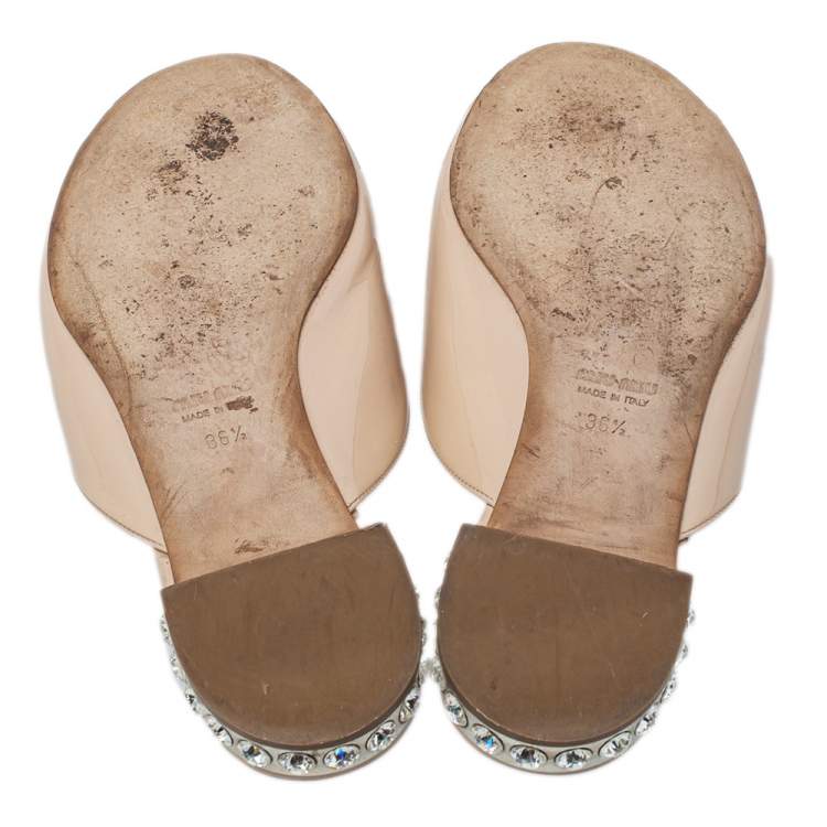 Pre Owned Miu Miu Beige Patent Leather Bow Crystal Embellished Heel Flat Slides Size 36.5