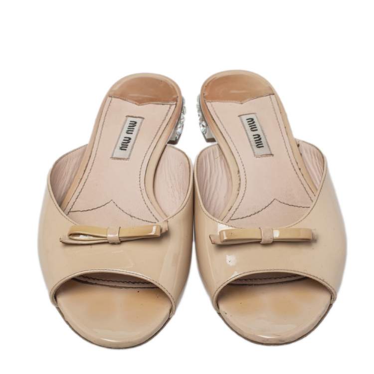 Pre Owned Miu Miu Beige Patent Leather Bow Crystal Embellished Heel Flat Slides Size 36.5