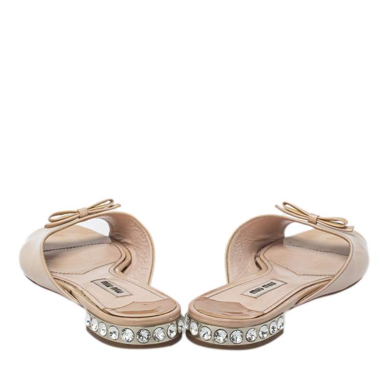 Pre Owned Miu Miu Beige Patent Leather Bow Crystal Embellished Heel Flat Slides Size 36.5
