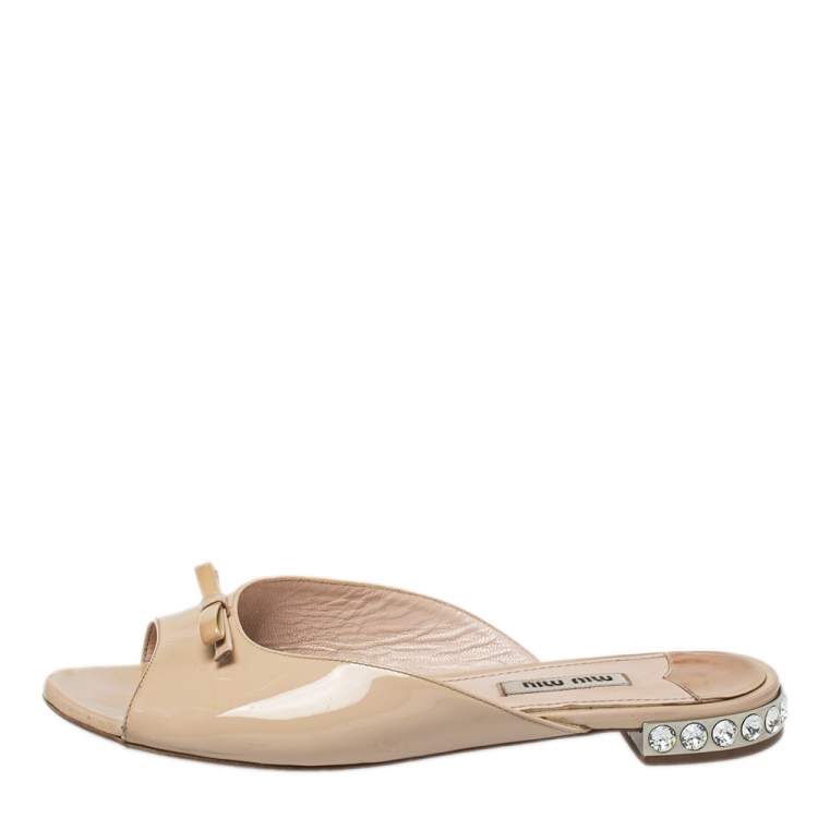 Pre Owned Miu Miu Beige Patent Leather Bow Crystal Embellished Heel Flat Slides Size 36.5