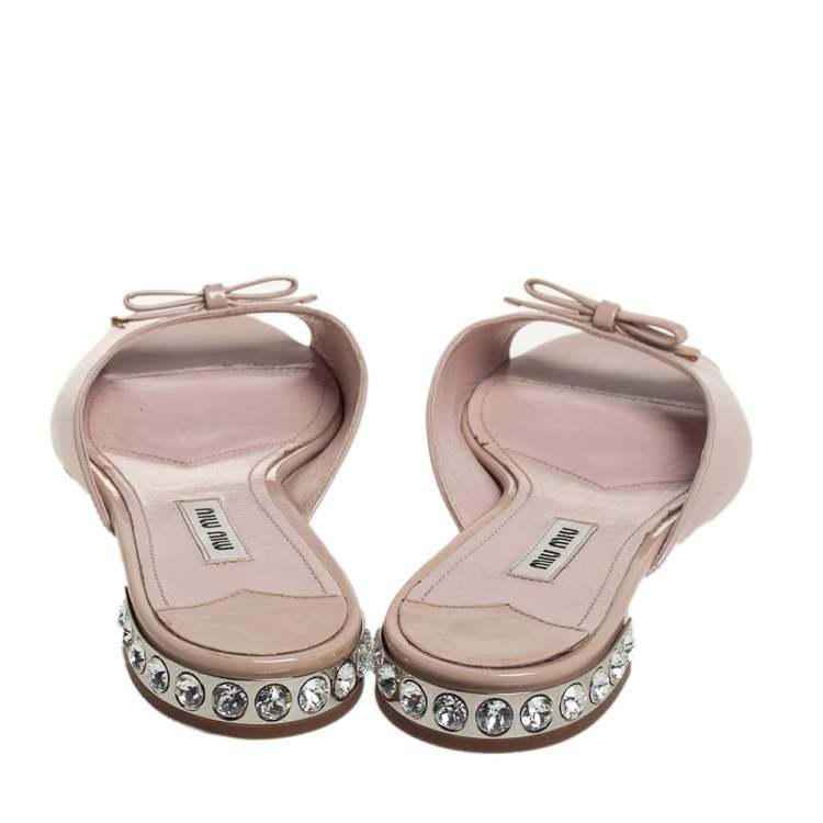 مملوكة مسبقًا Miu Miu Beige Patent Leather Bow Crystal Embellished Flat Slides Size 37