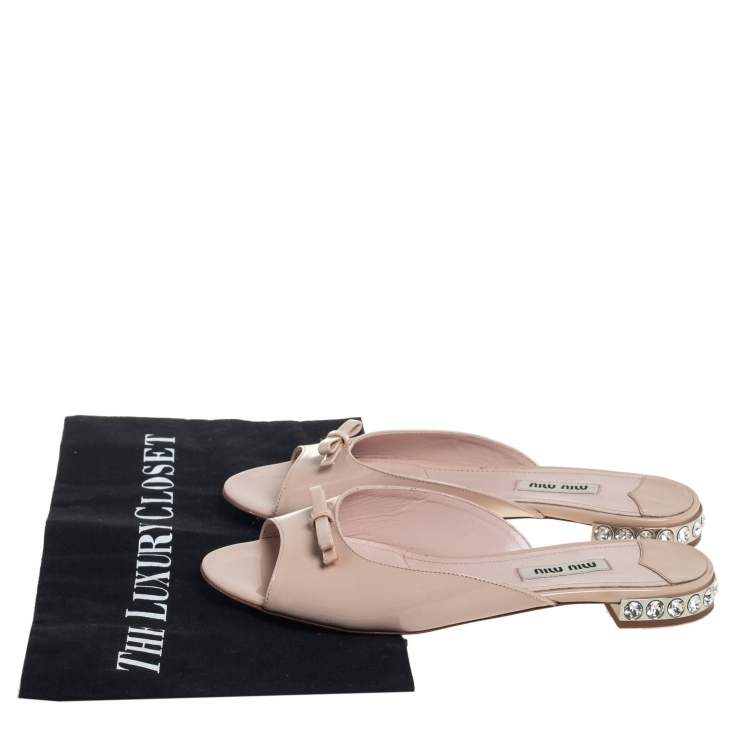 مملوكة مسبقًا Miu Miu Beige Patent Leather Bow Crystal Embellished Flat Slides Size 37