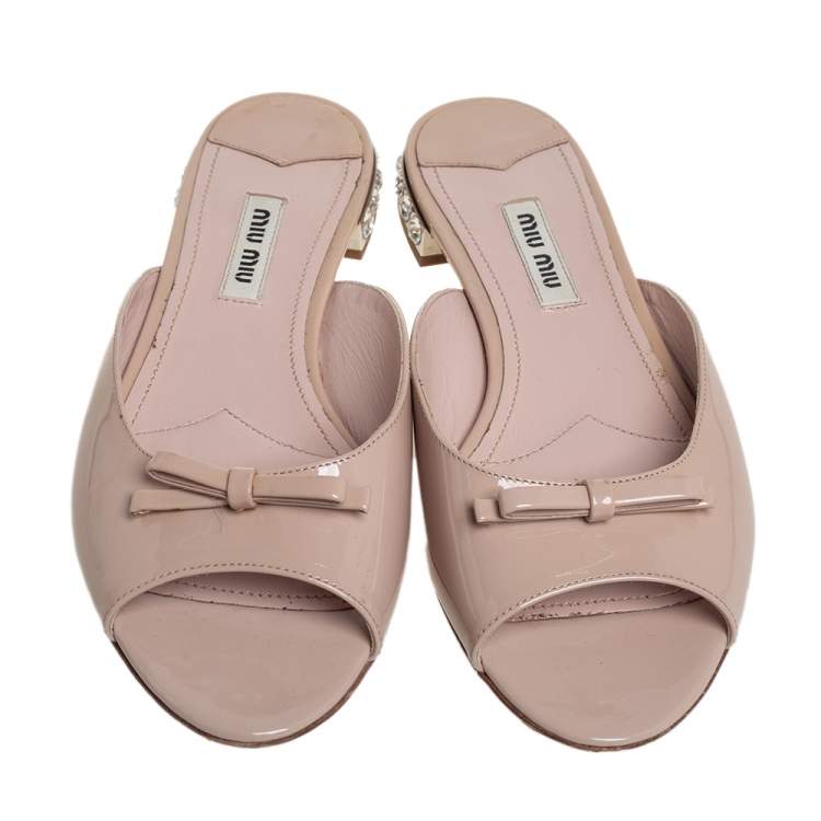 مملوكة مسبقًا Miu Miu Beige Patent Leather Bow Crystal Embellished Flat Slides Size 37