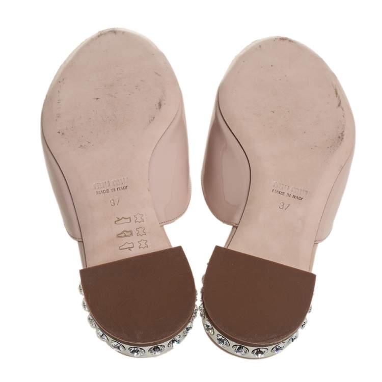 مملوكة مسبقًا Miu Miu Beige Patent Leather Bow Crystal Embellished Flat Slides Size 37